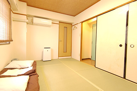 Private Japanese-style room for 2 people with shared bathroom