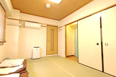 Private Japanese-style room for 2 people with shared bathroom