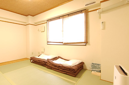 Private Japanese-style room for 2 people with shared bathroom